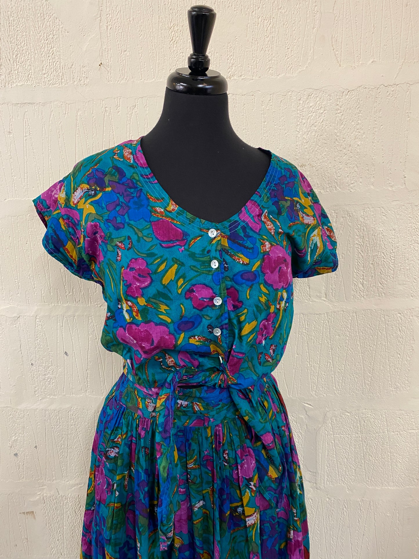 1980s Designer Green and Floral Short Sleeve Crop Tie Waist Summer Blouse Size S