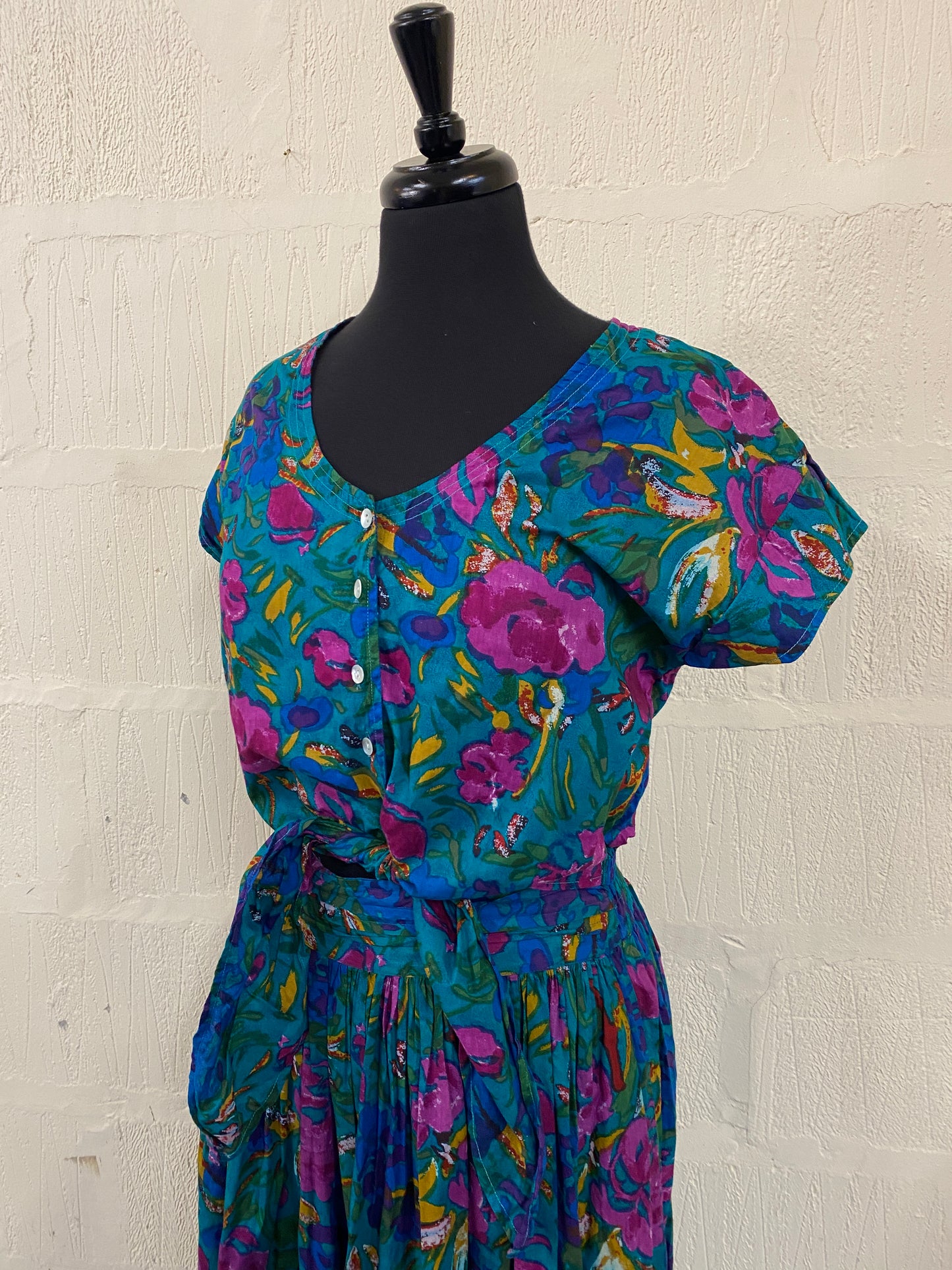 1980s Designer Green and Floral Short Sleeve Crop Tie Waist Summer Blouse Size S