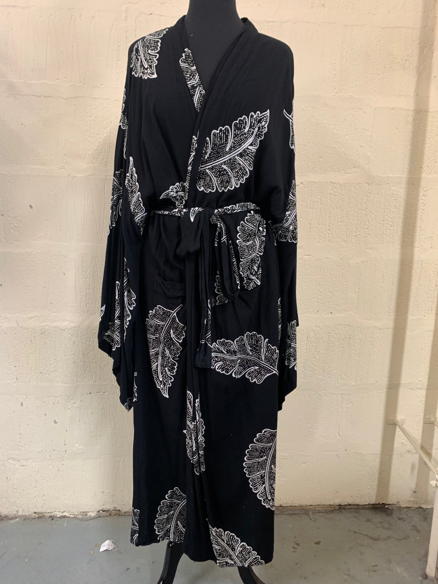 Vintage Black and White Floral Kimono Robe Size 18-22