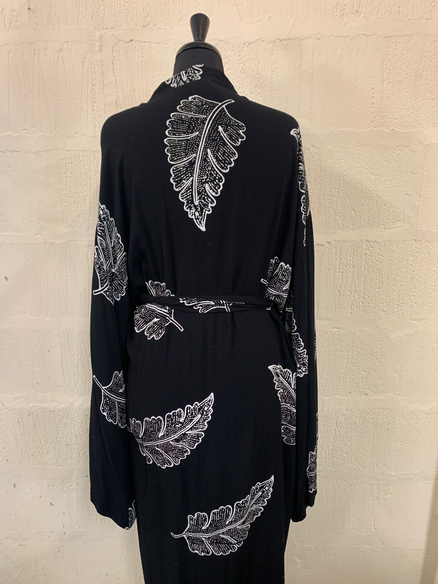 Vintage Black and White Floral Kimono Robe Size 18-22