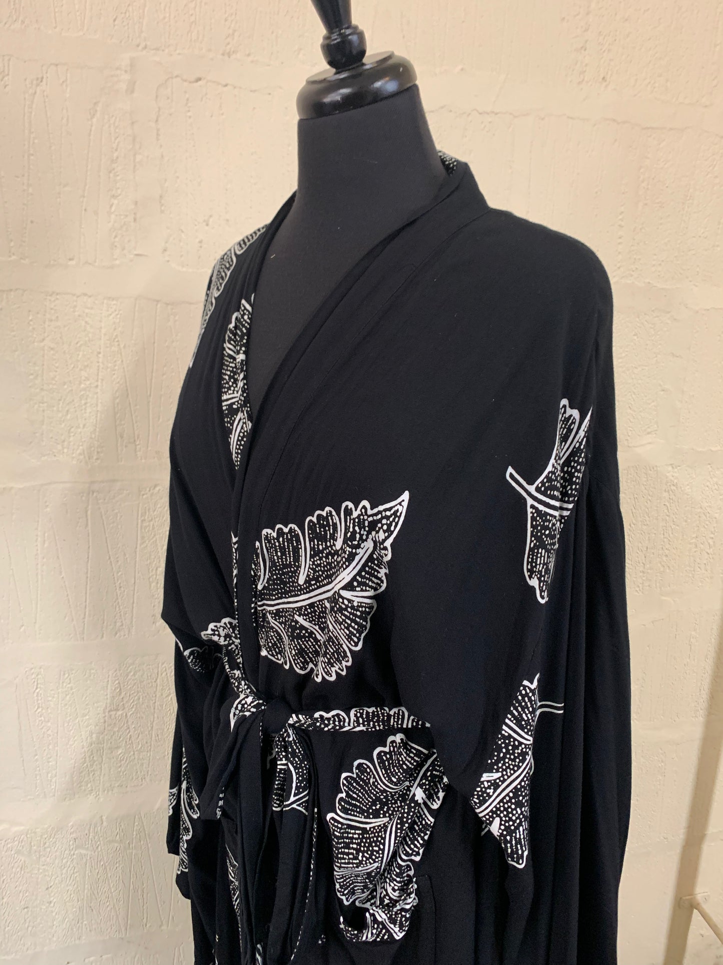 Vintage Black and White Floral Kimono Robe Size 18-22