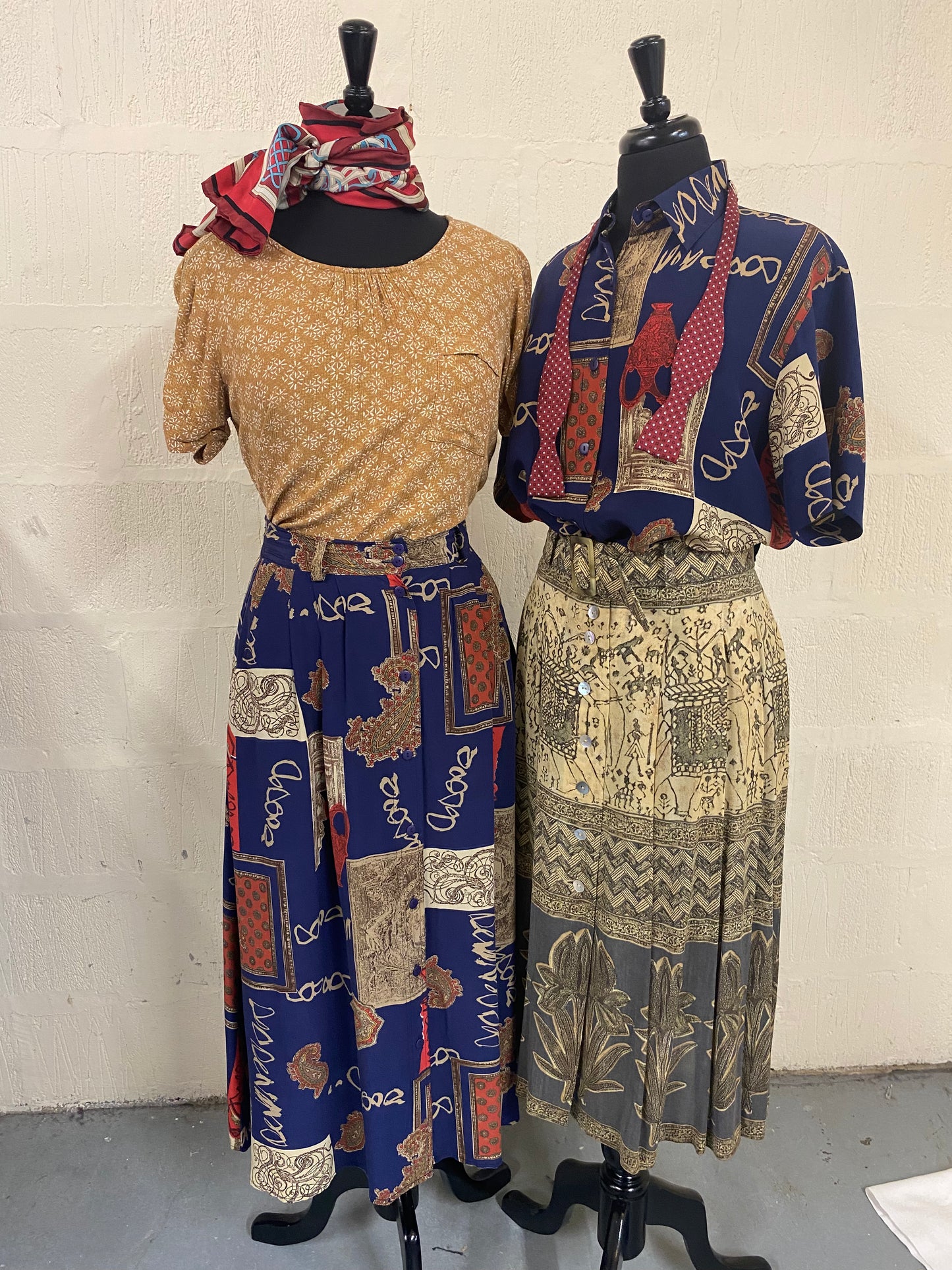 Vintage 100% Silk Navy and Red Italian Skirt Size 12