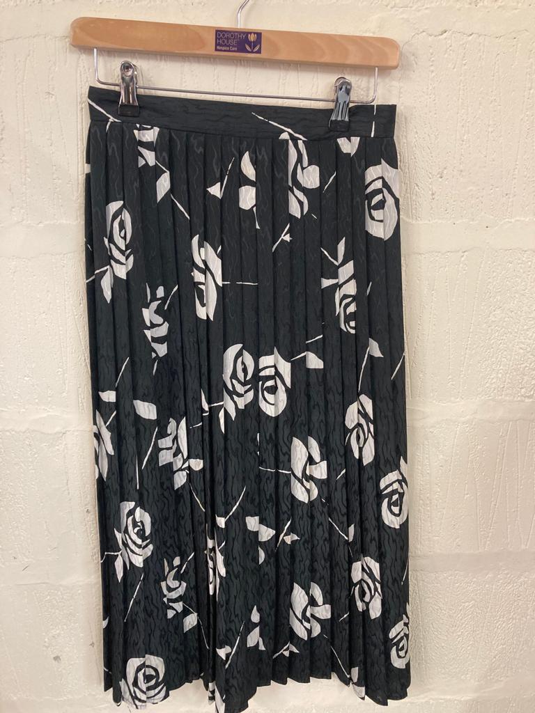Vintage Black and White Floral Pleated Maxi Skirt Size 6