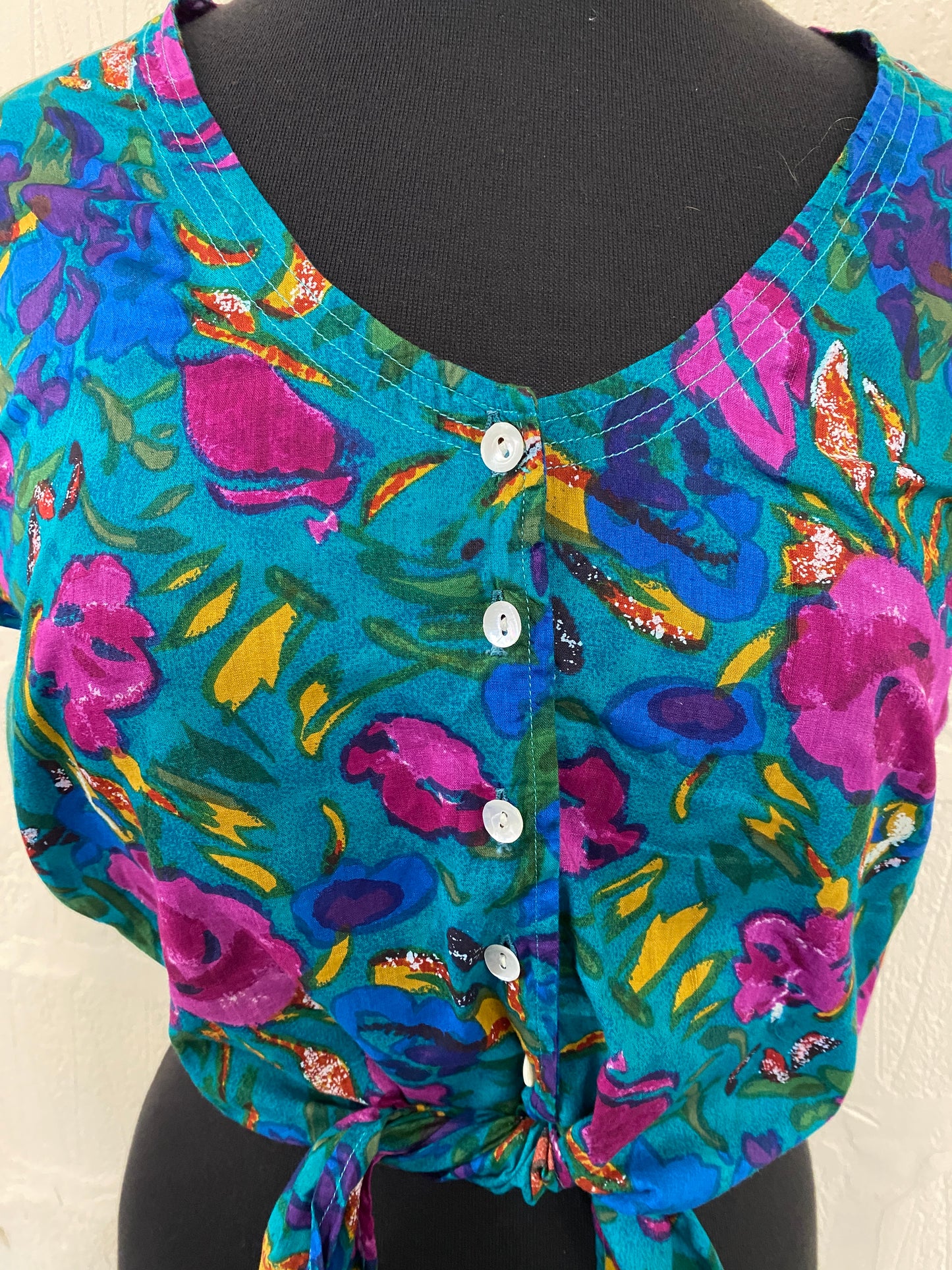 1980s Designer Green and Floral Short Sleeve Crop Tie Waist Summer Blouse Size S