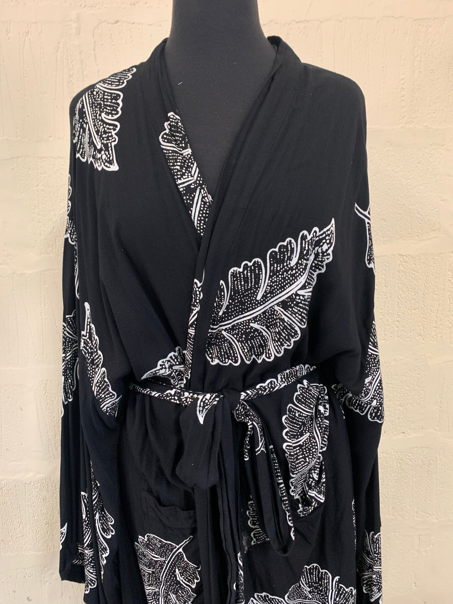 Vintage Black and White Floral Kimono Robe Size 18-22