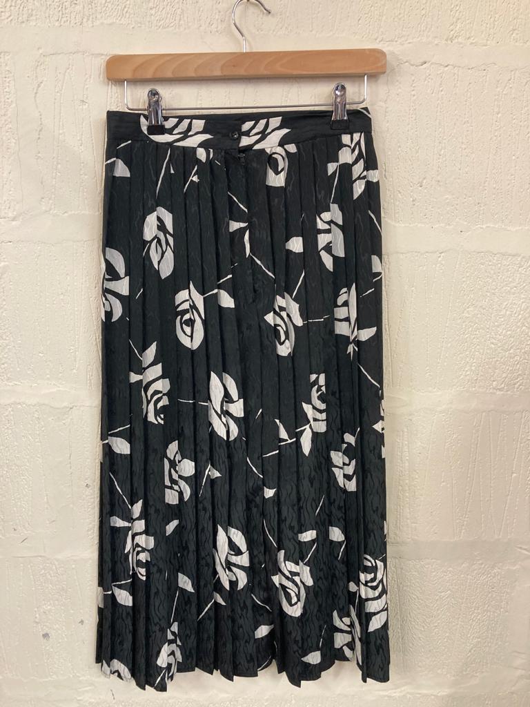 Vintage Black and White Floral  Pleated Maxi Skirt Size 6