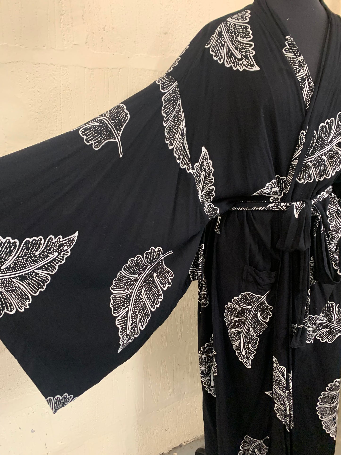Vintage Black and White Floral Kimono Robe Size 18-22
