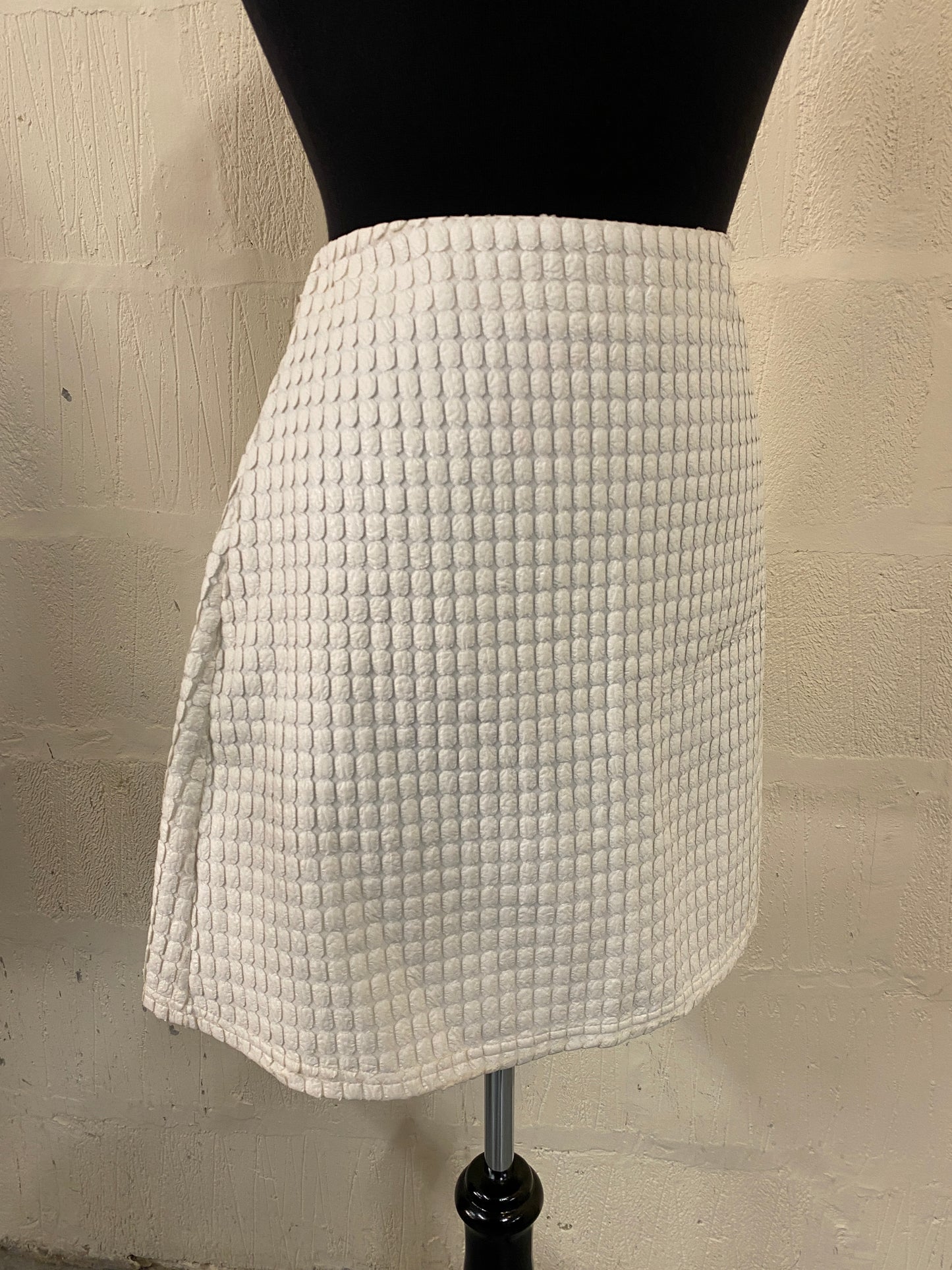 Cream Textured Mini Skirt Size M | 12