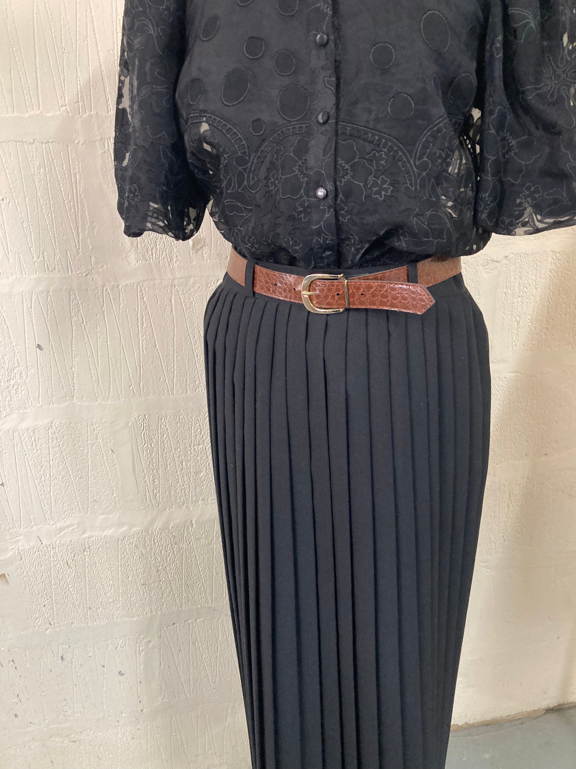 Black pleated midi skirt 80s hot sale